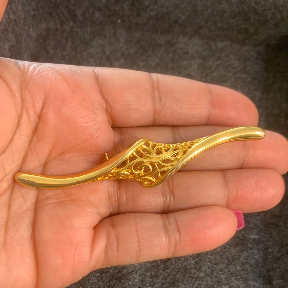 Elegant Gold-Tone Women's Brooch